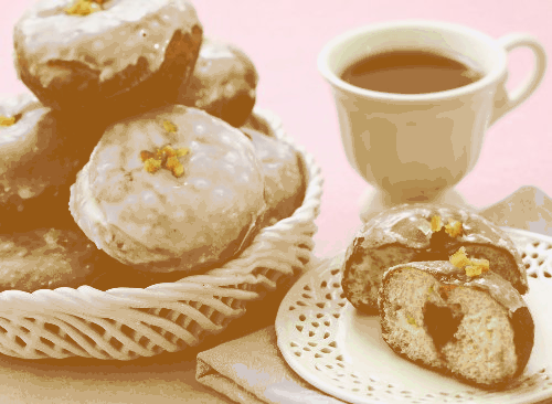 Pączki z lukrem i kawa